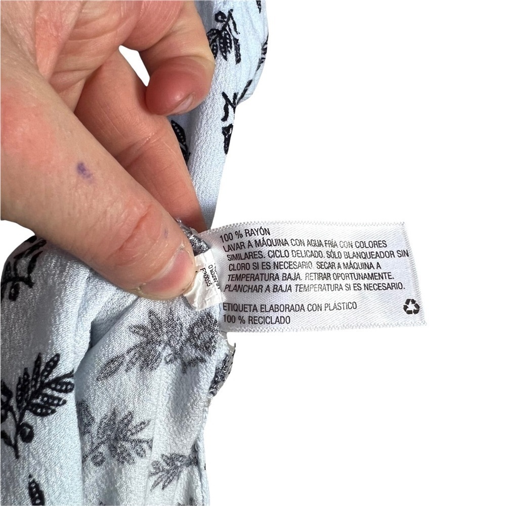 Universal Thread Light Blue Floral Sleeveless V-Neck Rayon Blouse Top Size Small - Picture 10 of 16